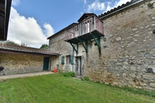 Maison à vendre d'env 120 m2 (dont 80 habitables) 5 pièces avec jardin GARDES LE PONTAROUX (16)