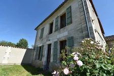 Maison à vendre d'env 120 m2 (dont 80 habitables) 5 pièces avec jardin GARDES LE PONTAROUX (16)
