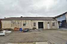 Dpt Charente (16), à vendre PROCHE ANGOULEME OUEST immeuble de 2500 m2 pour stockage.