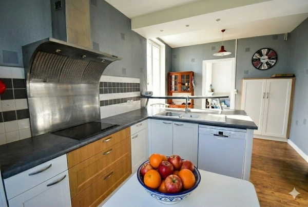 Maison de ville à vendre 6 pièces  (167 m2) 4 chambres, 2 s d'eau, 2 WC. 1 Garage et un jardin