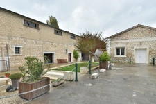 Dpt Charente (16), à vendre PROCHE ANGOULEME OUEST immeuble de 2500 m2 pour stockage.