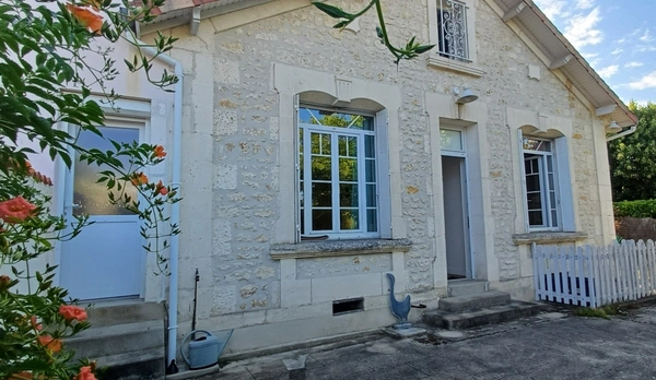 Maison de ville à vendre 6 pièces  (167 m2) 4 chambres, 2 s d'eau, 2 WC. 1 Garage et un jardin