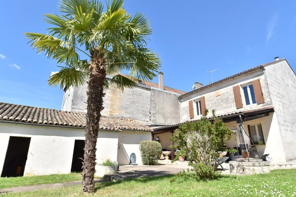 Maison à vendre 6 pièces ANGOULEME (16) maison 3 chambres + Studio et piscine sur terrain de 1150 m2