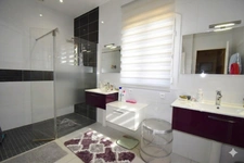 Maison à vendre 7 pièces  (16) ANGOULEME Centre, 5 chambres, 2 garages, 1 piscine.