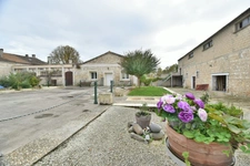 Dpt Charente (16), à vendre PROCHE ANGOULEME OUEST immeuble de 2500 m2 pour stockage.