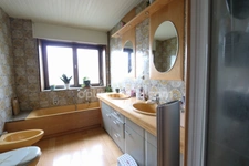 BERTRANGE - MAISON MITOYENNE DE 155 M² AVEC 4 CHAMBRES, GARAGE ET JARDIN ! FORT POTENTIEL !