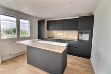 Appartement 3 pièces de 69 m2 avec balcon, cave et parking à vendre à POISSY (78)