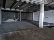 Local commercial de 250 m2 avec bureau et parking à louer à Orgeval au bord de la RN 13