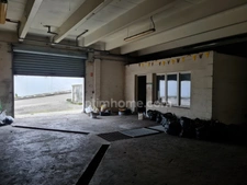 Local commercial de 292 m2 avec bureau et parking à louer à Orgeval au bord de la RN 13