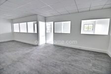 bureau rénové de 77 m2 à vendre à Trappes au prix de 103000 euros TTC