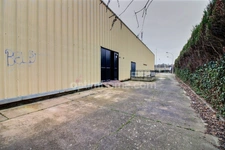 Entrepôt de 437 m2 avec bureau et parking à louer à Orgeval au bord de la RN 13