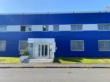 Bureau à louer de 86 m2 cloisonné en deux parties dans une ZAC à Achères au prix de 825 € H.T. H.C. / mois