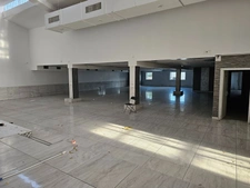 Restaurant de 559 m2 avec bureau et parkings à louer à Orgeval au bord de la RN 13