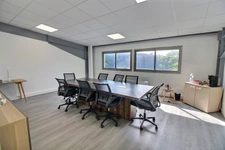 Bureaux à louer de 28 m2 dans une ZAC à Achères au prix de 350 € H.T. C.C. / mois