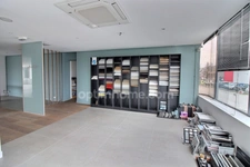 Local commercial de 197 m2 avec bureau et parking à louer à Orgeval au bord de la RN 13