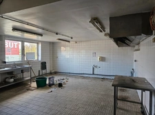 Restaurant de 559 m2 avec bureau et parkings à louer à Orgeval au bord de la RN 13