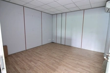 Bureau à louer de 86 m2 cloisonné en deux parties dans une ZAC à Achères au prix de 825 € H.T. H.C. / mois