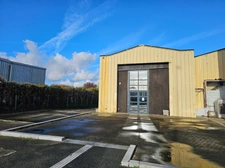 Restaurant de 559 m2 avec bureau et parkings à louer à Orgeval au bord de la RN 13