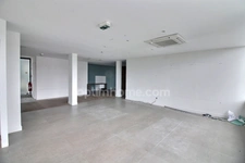 Local commercial de 197 m2 avec bureau et parking à louer à Orgeval au bord de la RN 13