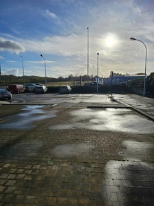 Restaurant de 559 m2 avec bureau et parkings à louer à Orgeval au bord de la RN 13