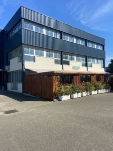 bureau rénové de 77 m2 à vendre à Trappes au prix de 103000 euros TTC