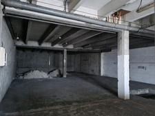 Local commercial de 250 m2 avec bureau et parking à louer à Orgeval au bord de la RN 13