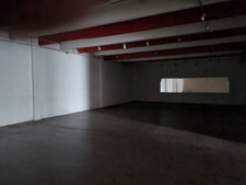 Local commercial de 500 m2 avec parking à louer à Orgeval au bord de la RN 13