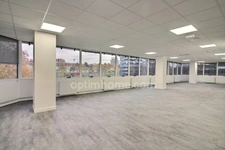 bureau de 144 m2 vendu loué à Cergy au prix de 230000 euros 