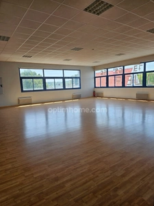 Local commercial de 350 m2 à vendre à ORGEVAL (78)
