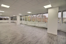bureau de 144 m2 vendu loué à Cergy au prix de 230000 euros 