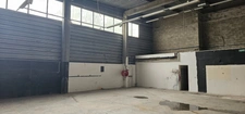 Local commercial de 360 m2 avec bureau et parkings à louer à Orgeval au bord de la RN 13