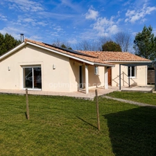 SAINT-SYMPHORIEN – Maison contemporaine lumineuse, de plain-pied, au calme, avec grand terrain
