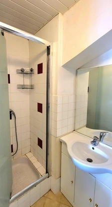 Rouen Gare : Appartement rénové type " Maison de Ville " de 42 m² au RDC d'une petite Copro. ... A saisir !