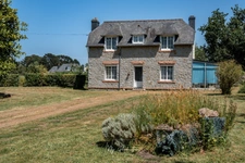 A 5' à pied du bord de mer, maison de CHARME, PLAGES à pied et accès direct GR 34 !  