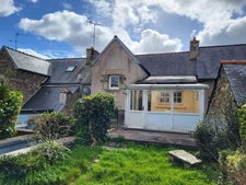 Exclusivité ! Maison de ville en pierre à RENOVER, environ 143 m2, très bien placée à Lannion, jardin clos et box de garage