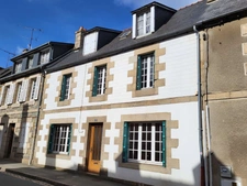 Exclusivité ! Maison de ville en pierre à RENOVER, environ 143 m2, très bien placée à Lannion, jardin clos et box de garage
