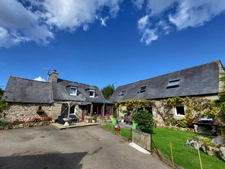A PLOUBEZRE (22300), beaucoup de charme, ensemble immobilier très COSY en pierre