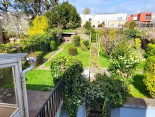 Exclusivité ! Maison de ville en pierre à RENOVER, environ 143 m2, très bien placée à Lannion, jardin clos et box de garage