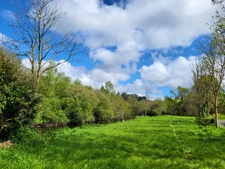 Prairie située dans un cadre reposant au bord du Léguer, à Ploubezre !