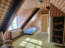 Exclusivité ! Maison de ville en pierre à RENOVER, environ 143 m2, très bien placée à Lannion, jardin clos et box de garage