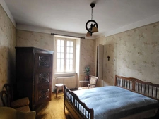 Exclusivité ! Maison de ville en pierre à RENOVER, environ 143 m2, très bien placée à Lannion, jardin clos et box de garage