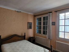 Exclusivité ! Maison de ville en pierre à RENOVER, environ 143 m2, très bien placée à Lannion, jardin clos et box de garage