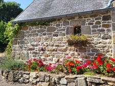 A PLOUBEZRE (22300), beaucoup de charme, ensemble immobilier très COSY en pierre