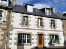 Exclusivité ! Maison de ville en pierre à RENOVER, environ 143 m2, très bien placée à Lannion, jardin clos et box de garage