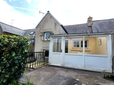 Exclusivité ! Maison de ville en pierre à RENOVER, environ 143 m2, très bien placée à Lannion, jardin clos et box de garage