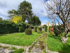 Exclusivité ! Maison de ville en pierre à RENOVER, environ 143 m2, très bien placée à Lannion, jardin clos et box de garage