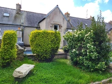 Exclusivité ! Maison de ville en pierre à RENOVER, environ 143 m2, très bien placée à Lannion, jardin clos et box de garage