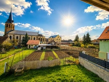 Au cœur de Westhoffen, découvrez cette grande maison avec cour et jardin privatifs.