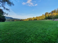 Au calme dans un cadre agréable avec une vue dégagée.