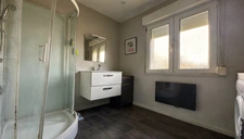 MAISON VENDUE LOUEE, 2 CHAMBRES, BUREAU, JARDIN